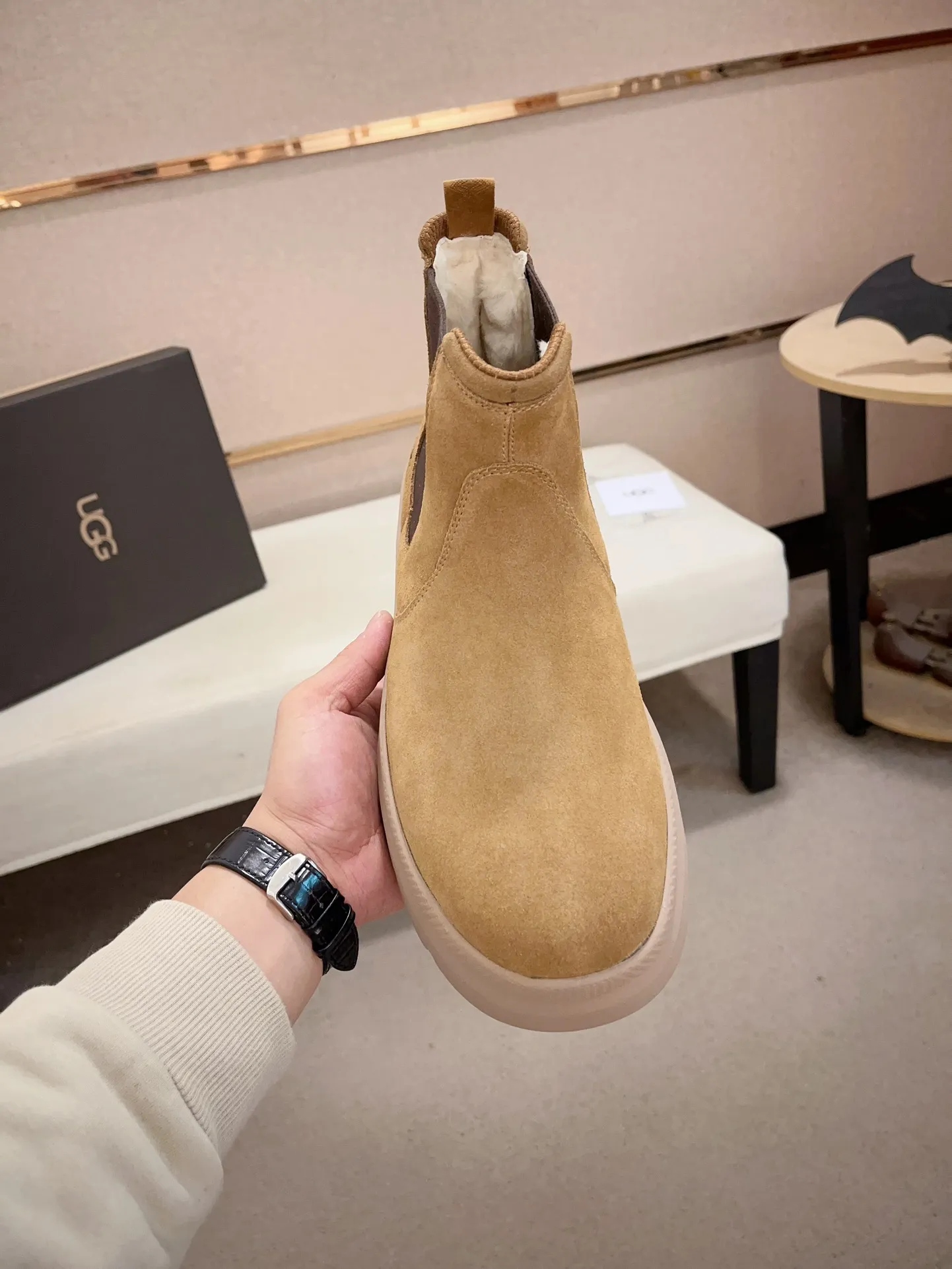 Men's shoes💰: 600💰(high-end goods) UGG❄️❄️Latest model 1:1⃣️quality, fabric: high-end quality first-layer cowhide imported from Europe. Lining: wool lining, sole: pure imported rubber foam outsole. ❤️High-end goods, fine workmanship, trendy and fashionable. The fit is very classy. If you know the goods, you will definitely not be able to refuse😍😍Code number: 41-45. Can be customized 46.47.